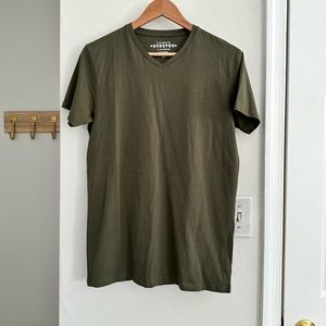 The Essential Tee v-neck t-shirt men’s sz: Small NWOT